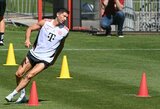 Futbolo gandai: R.Lewandowskis treniruotėse siunčia signalus „Bayern“ vadovams, F.De Jongas raginamas prieš savo valią keltis į „Man United“, M.Ozilas rado naują klubą per 29 minutes