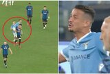 Po „Inter“ ir „Lazio“ rungtynių ant buvusio komandos draugo nugaros užšokęs L.Felipe gavo raudoną kortelę