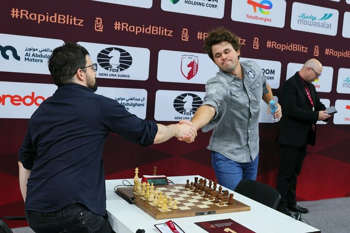 Drama pasaulio čempionate: figūrą pametęs ir ėjimo atlikti nespėjęs Carlsenas vis tiek iškovojo auksą