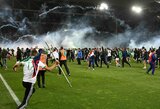 Pralaimėjusi ir iš „Ligue 1“ iškritusi „Saint-Etienne“ įsiutino sirgalius: įsiveržė į aikštę ir mėtė pirotechniką į savus žaidėjus