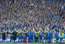 Islandijos rinktinė džiaugiasi su fanais | Scanpix nuotr.