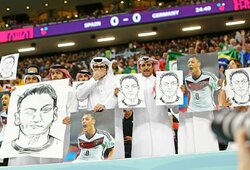 Kodėl Katare esantys futbolo sirgaliai laikė M.Ozilo plakatus per Vokietijos rinktinės rungtynes?