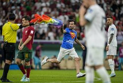 Sirgalius įsiveržė į aikštę Portugalijos ir Urugvajaus rungtynėse: pasisakė už Ukrainą, homoseksualus ir Irano moteris