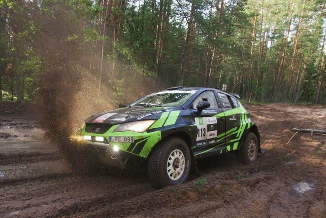 „Tavisa Racing Team“ į lenktynes Sacharos dykumoje vyksta su Lietuvoje kurtu buvusiu V.Žalos automobiliu | Organizatorių nuotr.
