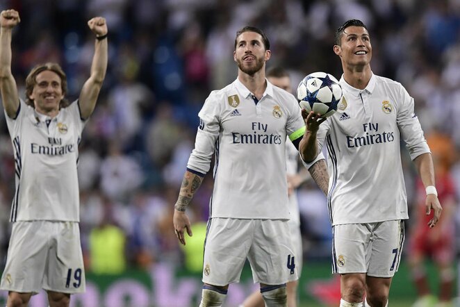 Sergio Ramosas (centre) ir Cristiano Ronaldo (deš.) | Scanpix nuotr.