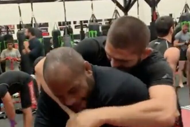 Danielis Cormier ir Chabibas Nurmagomedovas | „Stop“ kadras