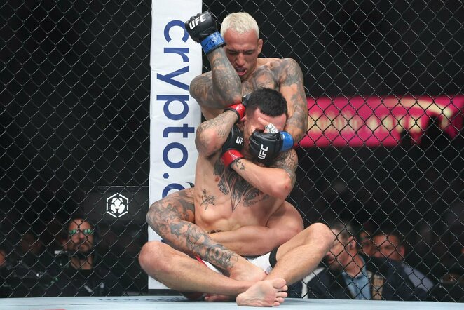 Charlesas Oliveira ir Maxas Holloway | Scanpix nuotr.