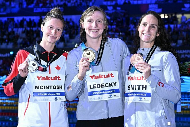 Katie Ledecky (viduryje) | Scanpix nuotr.