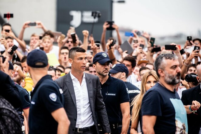 Cristiano Ronaldo susitiko su „Juventus“ sirgaliais | Scanpix nuotr.