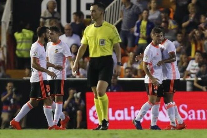 „Valencia“ futbolininkai švenčia įvartį | „Twitter“ nuotr.