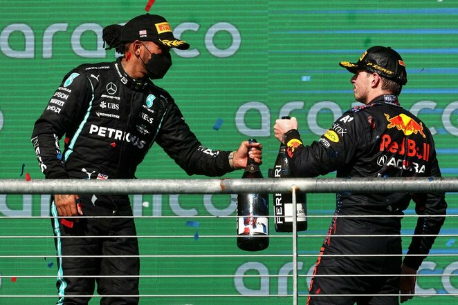 Lewisas Hamiltonas ir Maxas Verstappenas | Scanpix nuotr.