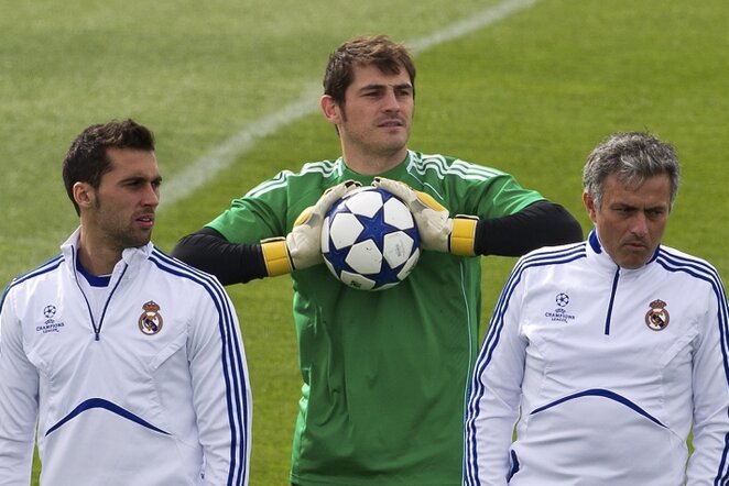 Ikeras Casillasas (centre) ir Jose Mourinho (dešinėje) | AP/Scanpix nuotr.