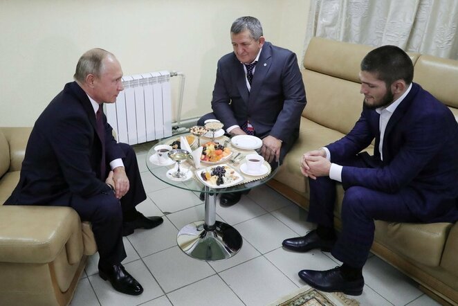 Vladimiras Putinas, Abdulmanapas Nurmagomedovas ir Chabibas Nurmagomedovas | Scanpix nuotr.