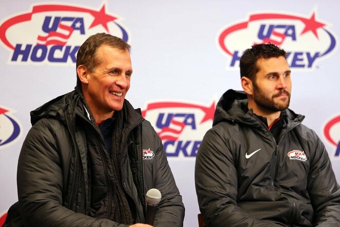 Brianas Gionta (kairėje) ir JAV rinktinės treneris Tony Granato | Scanpix nuotr.