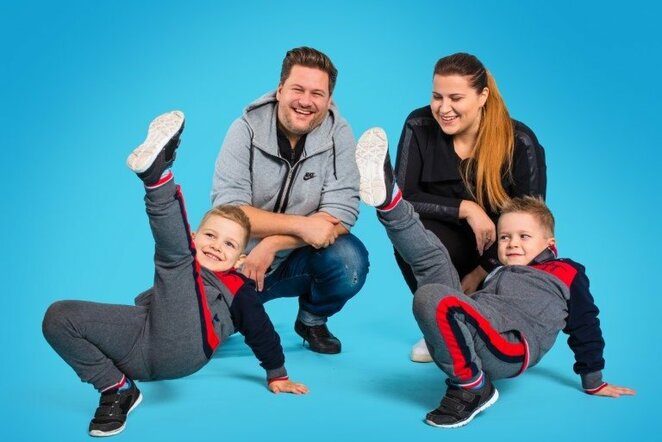 Erika ir Merūnas Vitulskiai sūnus skatina sportuoti | Organizatorių nuotr.