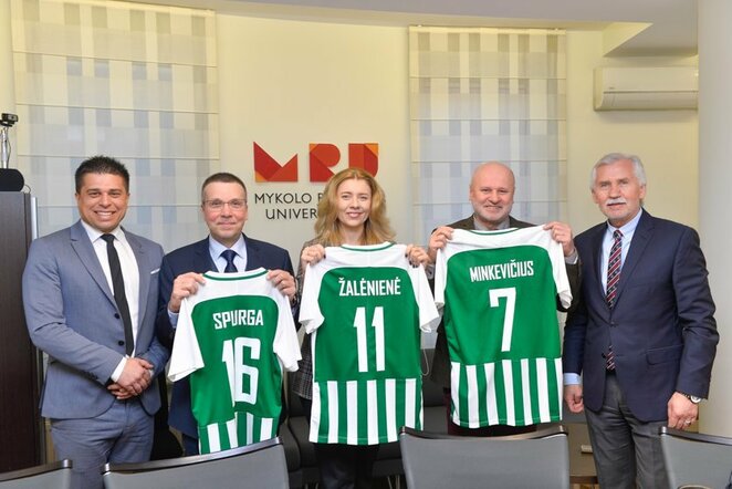 Moterų futbolo akademija „Žalgiris“ pasirašė bendradarbiavimo sutartį su Mykolo Romerio universitetu | Organizatorių nuotr.