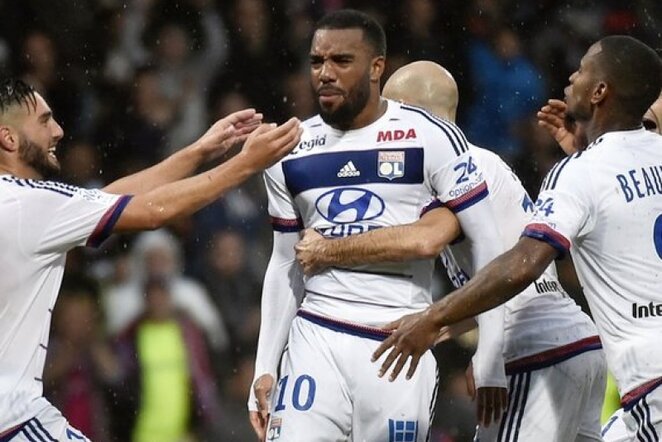 „Lyon“ futbolininkai švenčia Alexandre Lacazette įvartį | AFP/Scanpix nuotr.