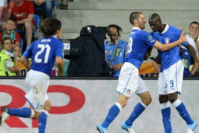 Italijos rinktinės žaidėjai džiaugiasi Mario Balotelli pelnytu įvarčiu | AFP/Scanpix nuotr.