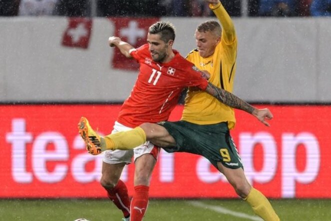Valonas Behrami (kair.) žais Anglijoje | AFP/Scanpix nuotr.