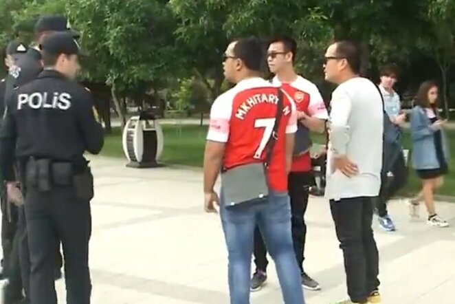 .Mkhitaryano marškinėliais pasipuošusius „Arsenal“ fanus sustabdė Azerbaidžano policijos pareigūnai  | Organizatorių nuotr.