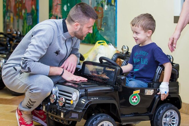 LFF vadovai bei rinktinės žaidėjai aplankė Santariškių ligoninėje besigydančius vaikus | lff.lt nuotr.