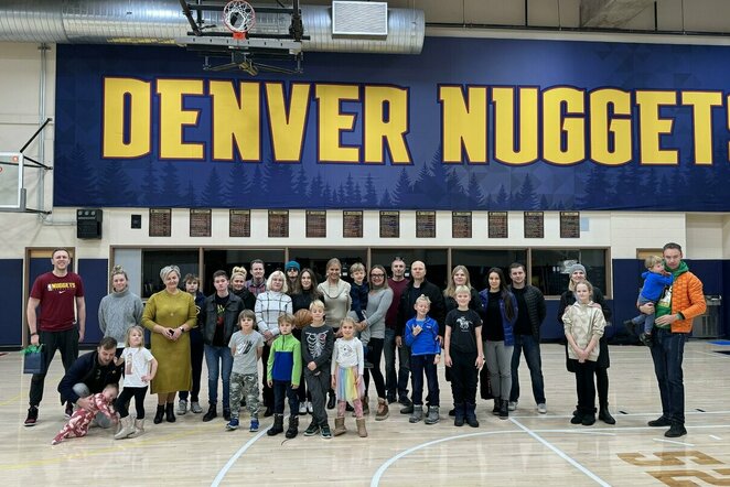 Kolorado lietuvių šeimos lankėsi Denverio „Nuggets“ krepšinio komandos užkulisiuose | Organizatorių nuotr.