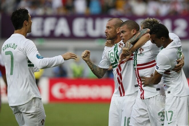 Portugalijos rinktinės futbolininkai džiaugiasi įvarčiu | REUTERS/Scanpix nuotr.