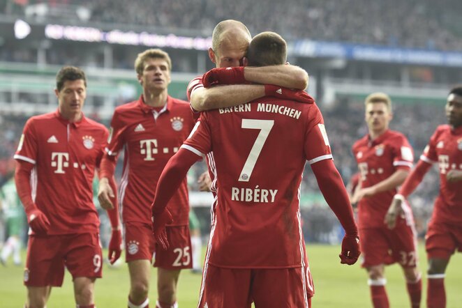Arjenas Robbenas dėkoja Franckui Ribery už perdavimą | Scanpix nuotr.