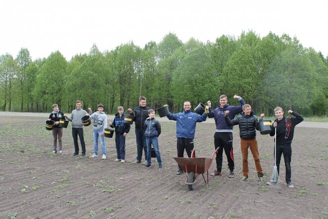 Stadione darbavosi treneriai Rimantas Zeringis ir Žygimantas Radžius su jaunaisiais regbininkais