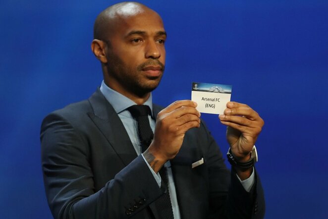 Thierry Henry ranka lėmė, jog „Arsenal“ susitiks su PSG klubu | Scanpix nuotr.