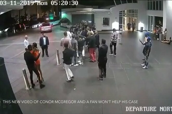 Conoro McGregoro išpuolis prieš gerbėją | Organizatorių nuotr.