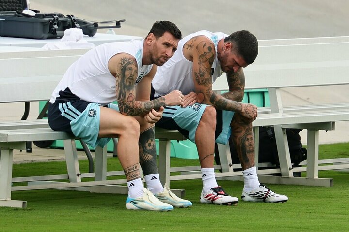 Lionelis Messi ir Rodrigo de Paulis | EPA / RONALD WITTEK nuotr.
