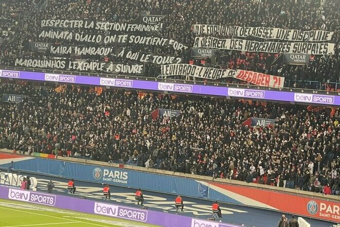 PSG ultrų plakatai | „Twitter“ nuotr.