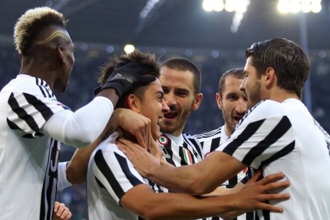 „Juventus“ žaidėjai sveikina Paulo Dybala | AFP/Scanpix nuotr.