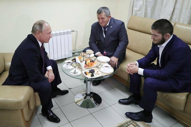 Vladimiras Putinas su Nurmagomedovais | Scanpix nuotr.