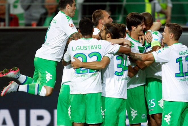 „Wolfsburg“ futbolininkai švenčia įvartį | Reuters/Scanpix nuotr.