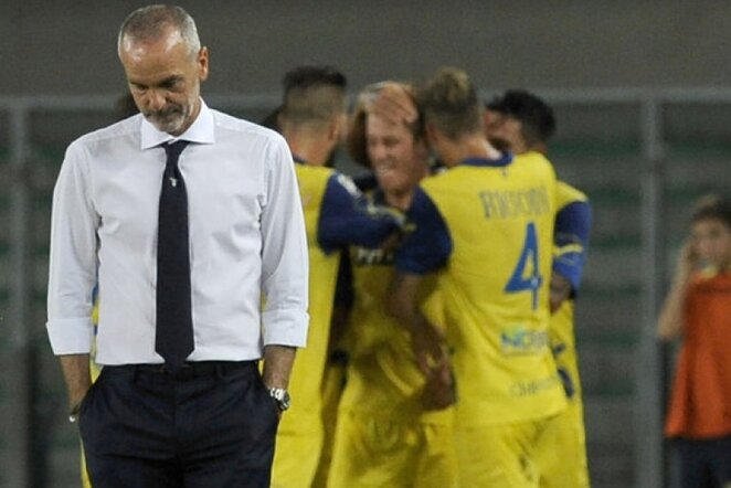 „Lazio“ treneris Stefano Pioli (pirmajame plane) paliko aikštę nuleidęs galvą | LaPresse/Scanpix nuotr. AFP/Scanpix nuotr.