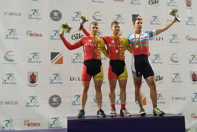 Vasilijus Lendelis (viduryje), Svajūnas Jonauskas (kairėje) | Lietuvos dviračių sporto federacijos nuotr. 