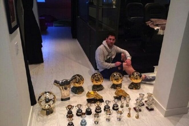 Lionelis Messi su savo nevisais trofėjais | twitter.com nuotr.