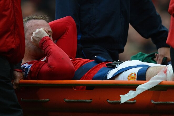 Wayne‘as Rooney išnešamas iš aikštės | AFP/Scanpix nuotr.