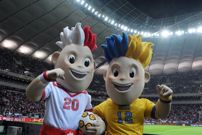 Euro 2012 talismanai broliai dvyniai Slavekas ir Slavko | AFP/Scanpix nuotr.