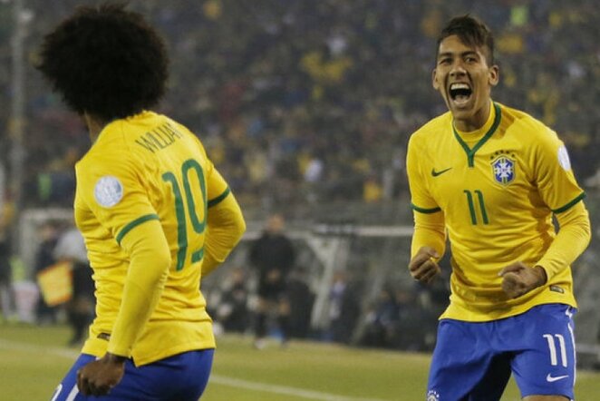 Roberto Firmino (deš.) įtvirtino Brazilijos rinktinės persvarą | Reuters/Scanpix nuotr.