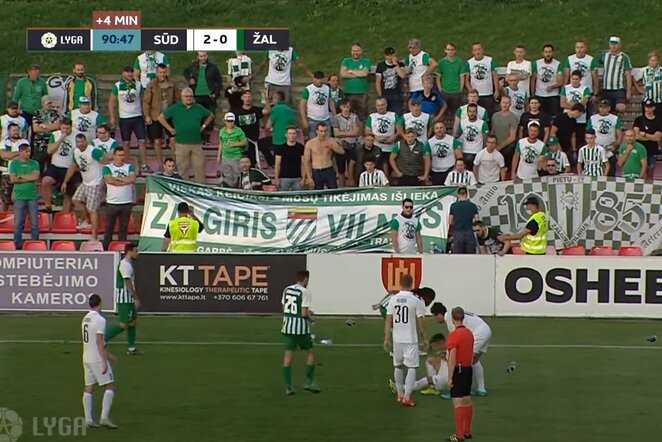 “Žalgirio“ sirgalių į aikštę mesti bokalai Rungtynių stop kadras