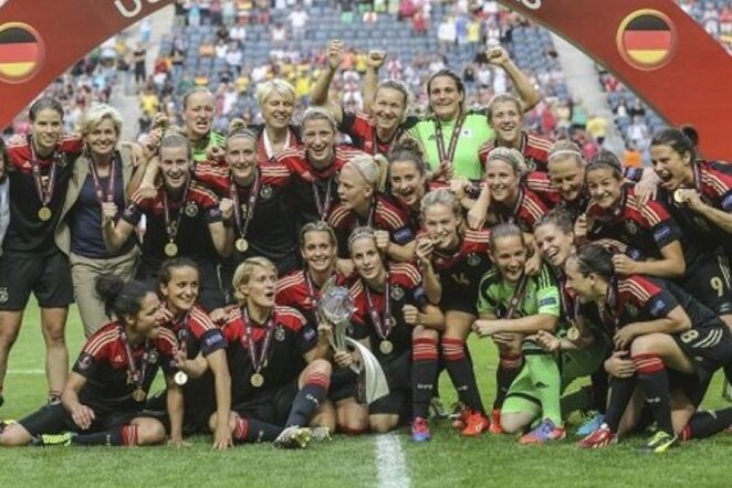 Vokietijos moterų rinktinė džiaugiasi titulu | AFP/Scanpix nuotr.