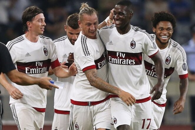 „Milan“ futbolininkai švenčia įvartį | AFP/Scanpix nuotr.