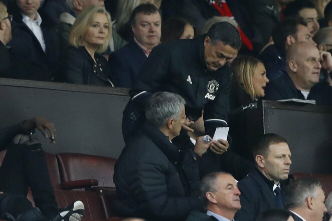 Jose Mourinho perduoda lapelį su nurodymais | Scanpix nuotr.