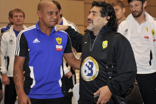 Diego Maradona Dubajaus viešbutyje kartu su Brazilijos futbolininku Roberto Carlosu | RIA Novosti nuotr. 