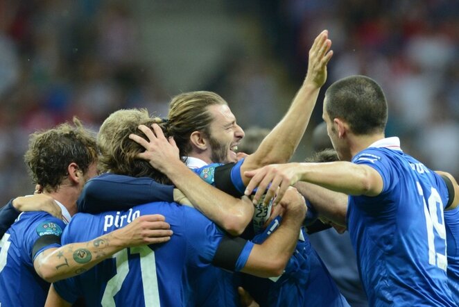 Triumfuojantys Italijos rinktinės futbolininkai | AFP/Scanpix nuotr.