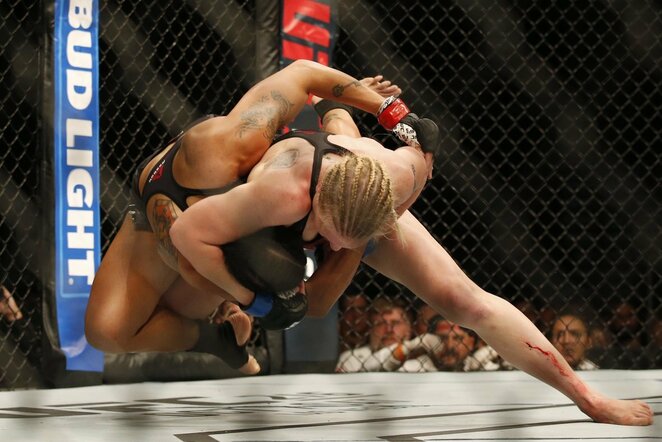 Amanda Nunes ir Valentinos Ševčenkos kovos akimirka | Scanpix nuotr.