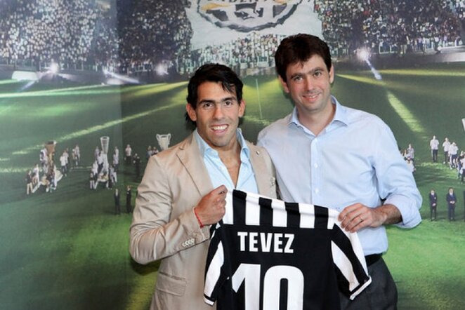 Carlosas Tevezas (kair.) ir klubo prezidentas Andrea Agnelli | LaPresse/Scanpix nuotr.